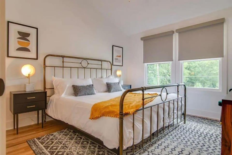 Modern East Nashville Townhome Walk To Local Favorite Restaurants And Bars 2 Car Garage Smart TVs in Every Room Near Five Points The Gulch And 10 min to Broadway 24 Hr Hospitality House in East Nashville