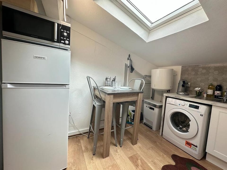 Coffee/tea facilities, Kitchen or kitchenette, Dining area, stove, toaster, washing machine
