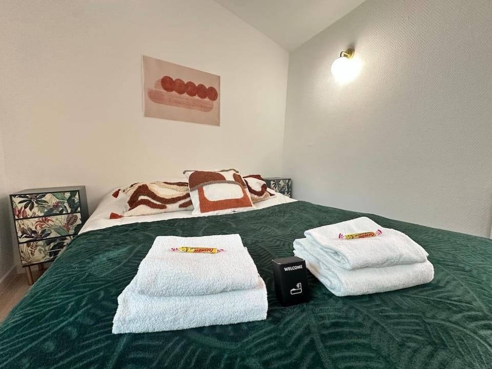 Bed, Photo of the whole room, Bedroom, towels