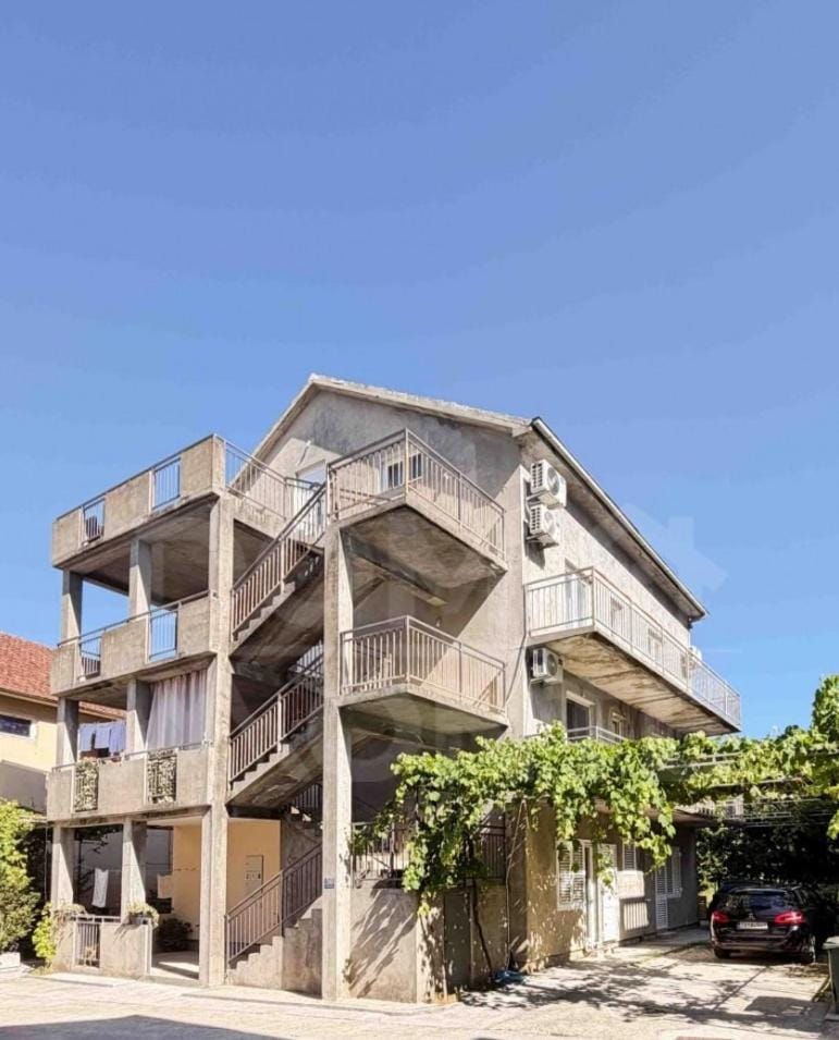 Property building, Day, Neighbourhood, Street view, Parking