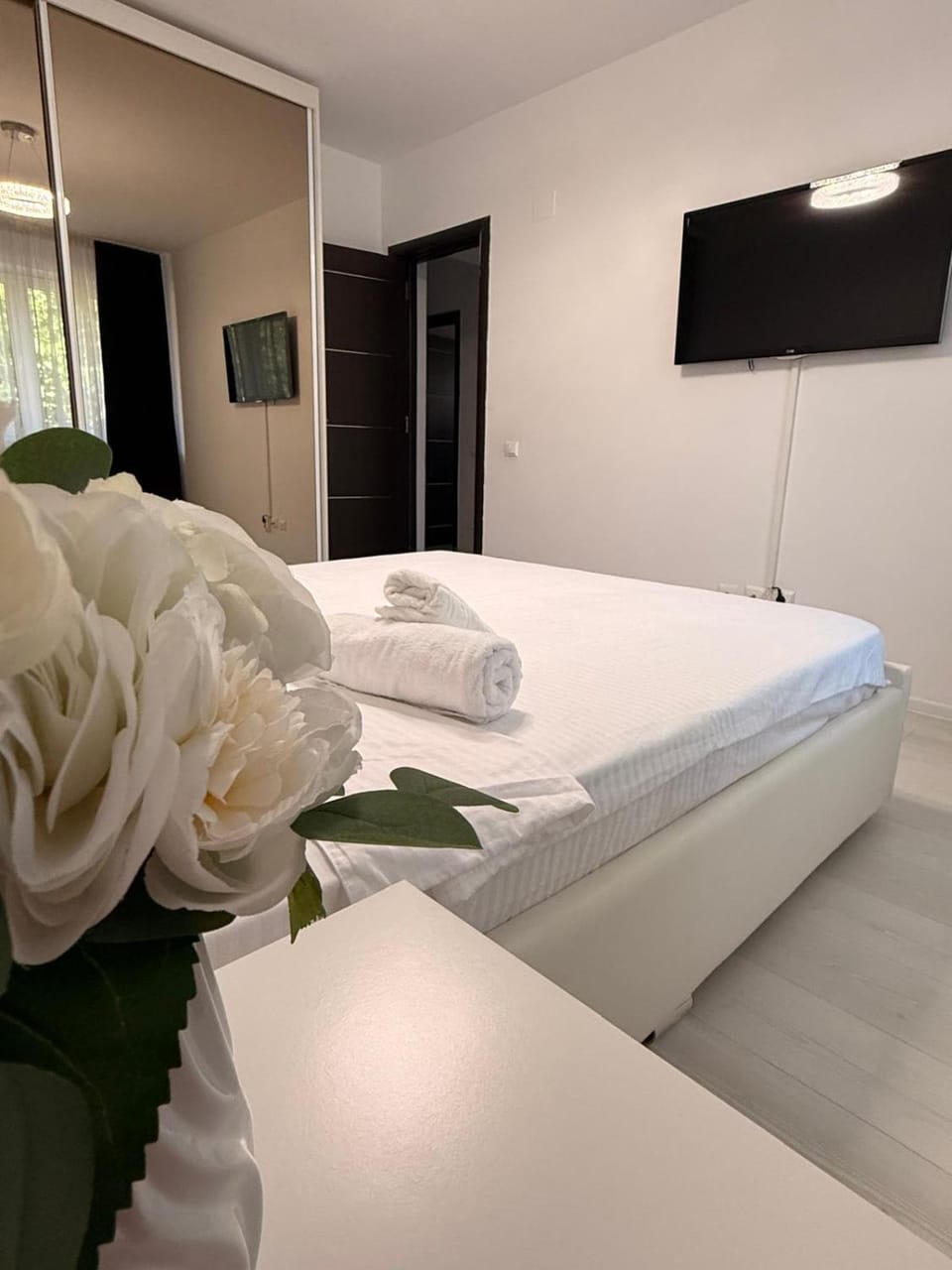 Bed, TV and multimedia, towels