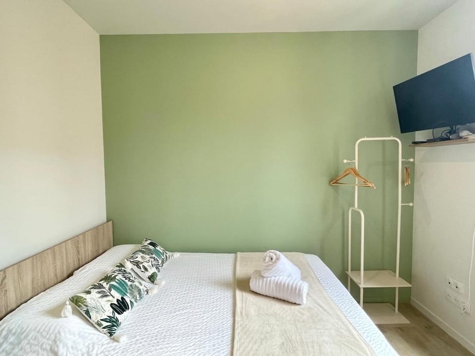 Bed, TV and multimedia, towels