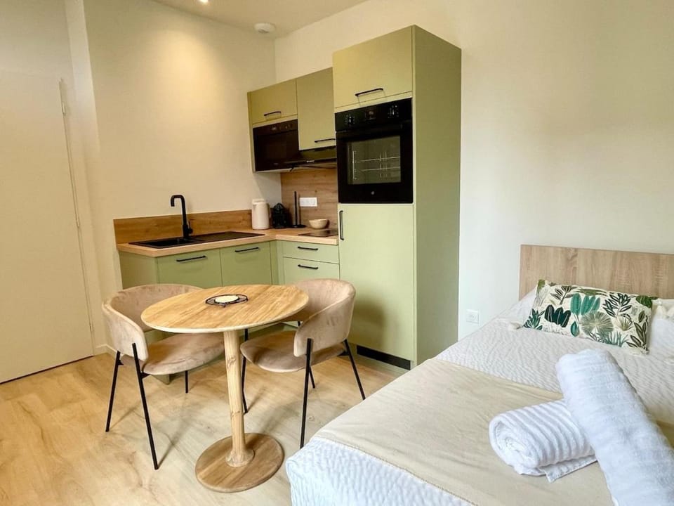 Bed, Kitchen or kitchenette, Photo of the whole room, Dining area, Bedroom, oven