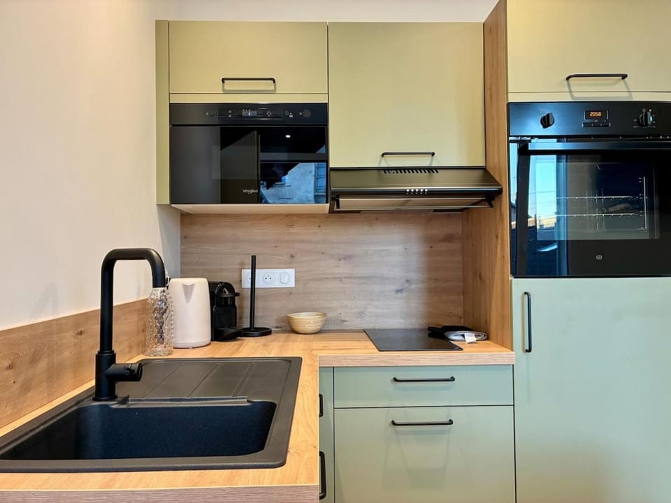 Coffee/tea facilities, oven, stove