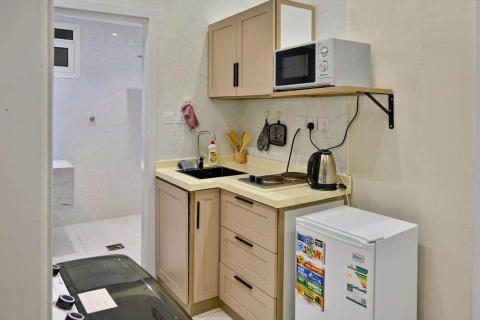 Coffee/tea facilities, Kitchen or kitchenette, oven, stove