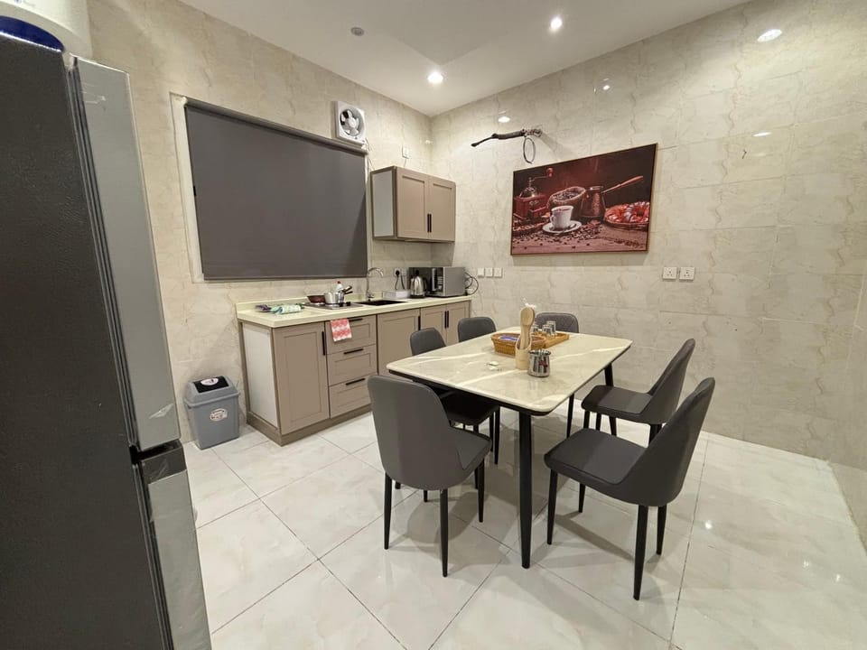 Kitchen or kitchenette, Dining area, stove