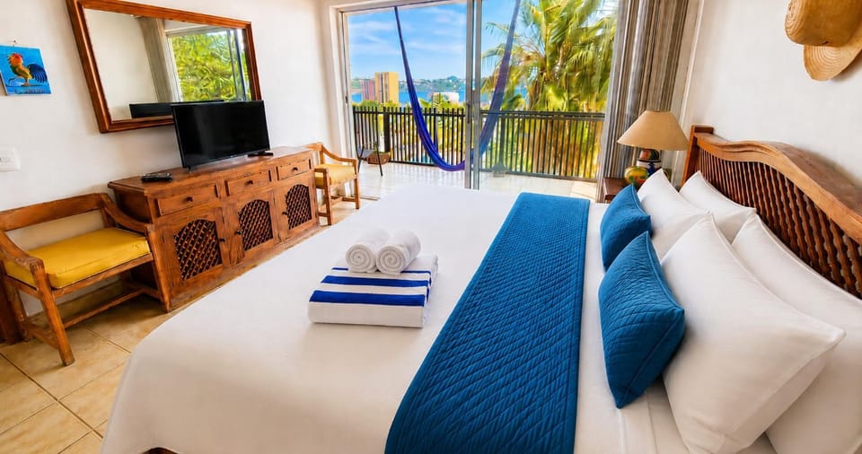 Bed, Natural landscape, TV and multimedia, View (from property/room), Balcony/Terrace, Photo of the whole room, Bedroom, towels