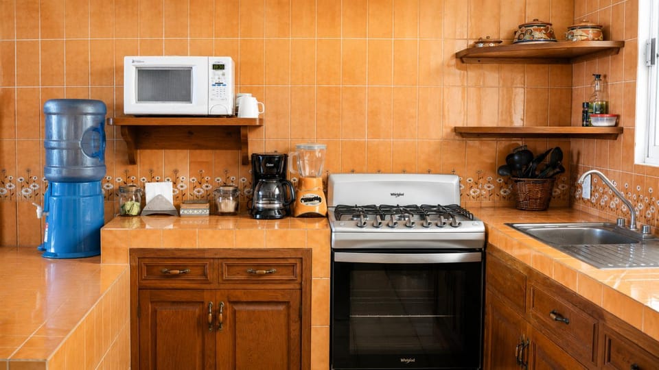 Coffee/tea facilities, Kitchen or kitchenette, oven, stove, toaster