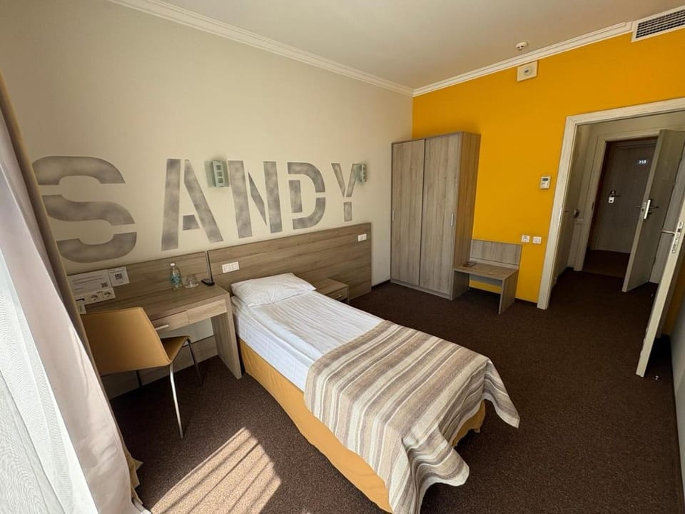 Bed, TV and multimedia, Photo of the whole room, Bedroom, wardrobe