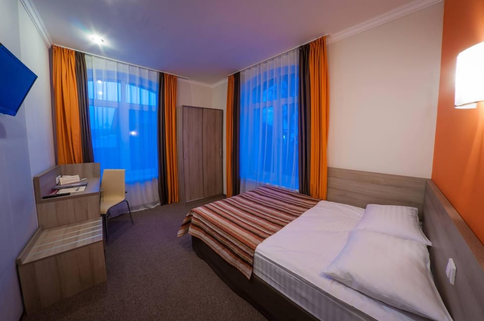 Bed, TV and multimedia, Photo of the whole room, Bedroom, wardrobe