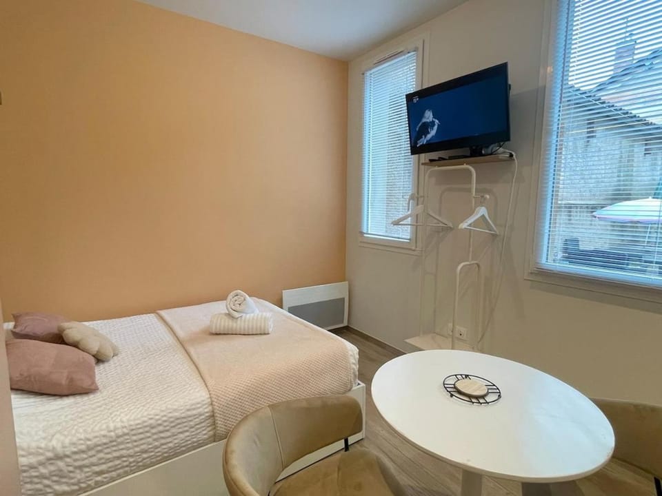 Bed, TV and multimedia, towels