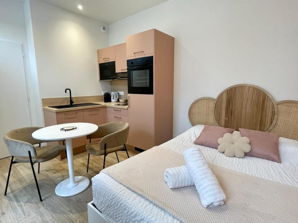 TV and multimedia, Coffee/tea facilities, Kitchen or kitchenette, Dining area