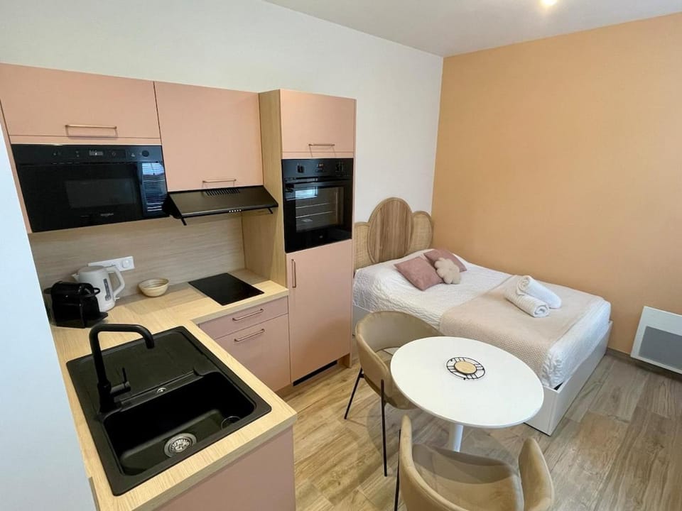 Bed, TV and multimedia, Kitchen or kitchenette, Living room, Photo of the whole room, Seating area, Dining area, Bedroom, oven, stove, towels