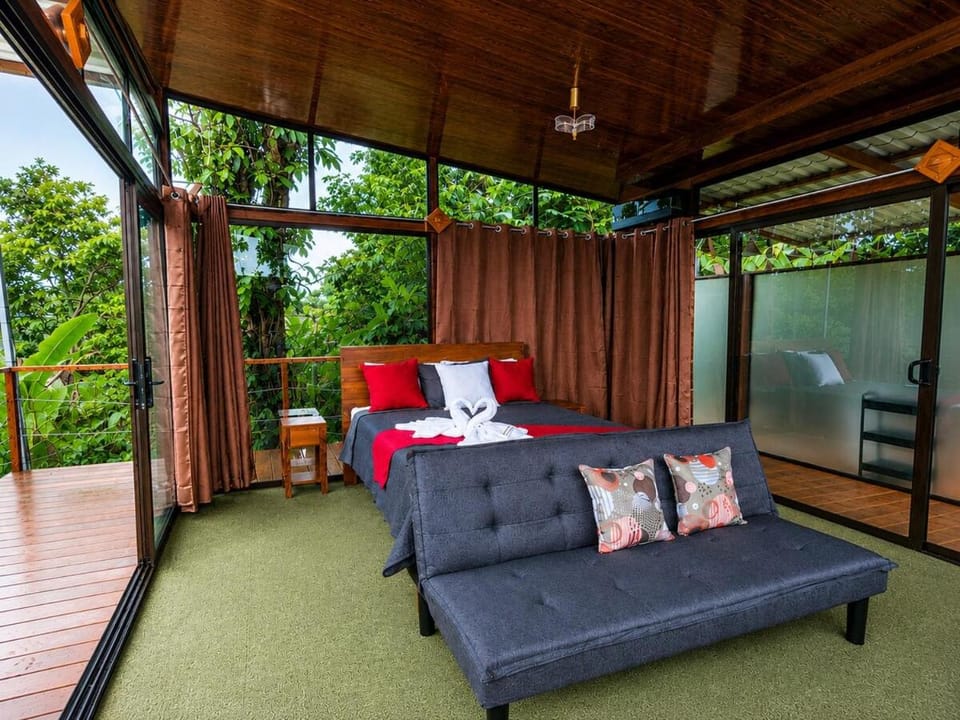 Nido de Cristal con Jacuzzi y AC Apartment in Alajuela Province