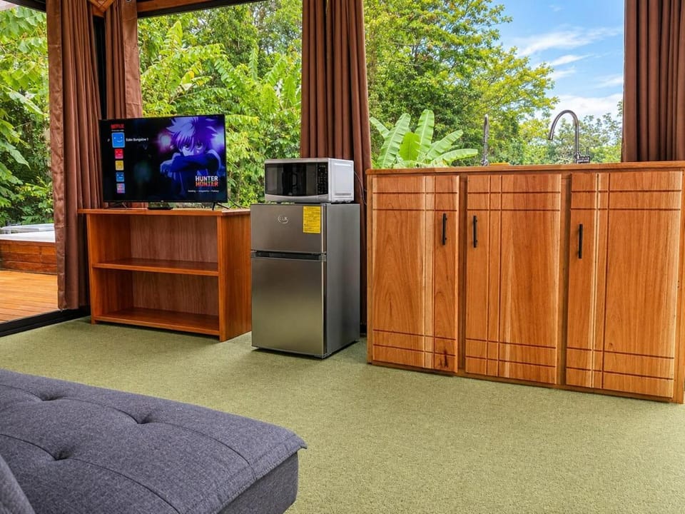 Nido de Cristal con Jacuzzi y AC Apartment in Alajuela Province