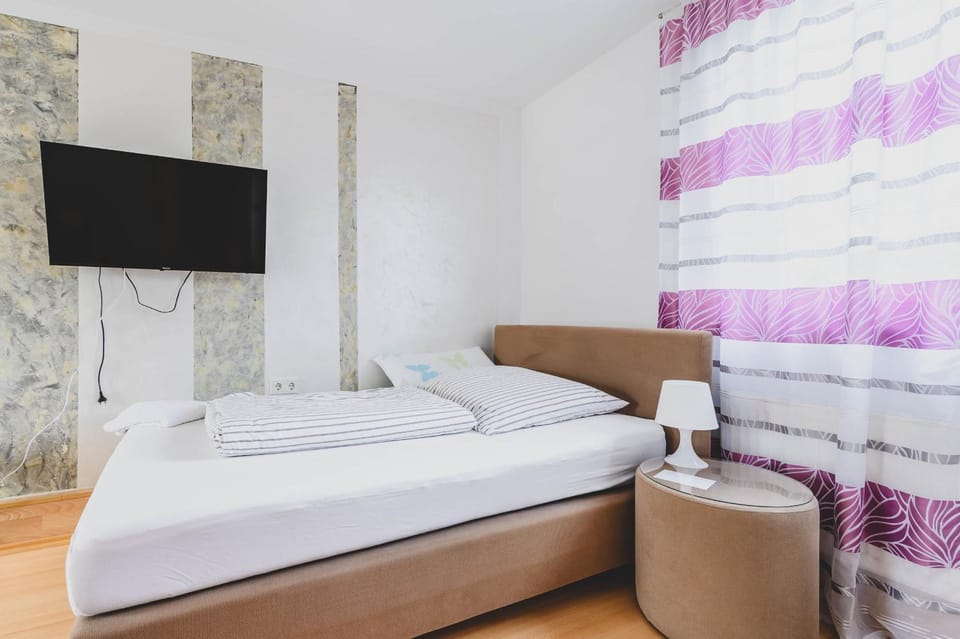 Bed, TV and multimedia, Bedroom