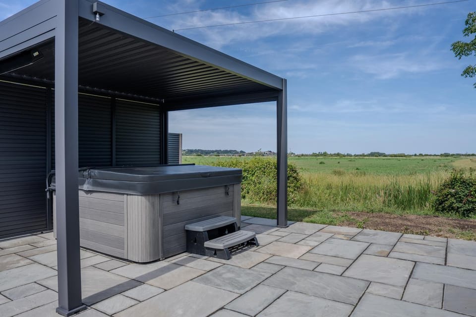 Luxury Lodge with Hot Tub near Rye House in Rother District