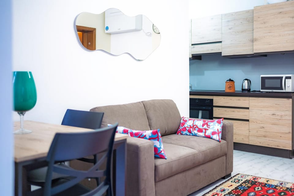 Kitchen or kitchenette, Living room, Seating area, oven, pet friendly, stove