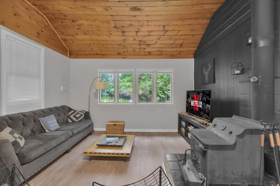 Charming Pocono Cabin - Firepit - Gazebo - Pet-Friendly Cabin in Pocono Lake