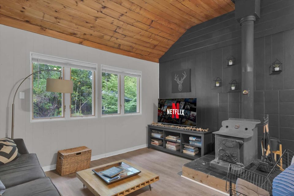 Charming Pocono Cabin - Firepit - Gazebo - Pet-Friendly Cabin in Pocono Lake