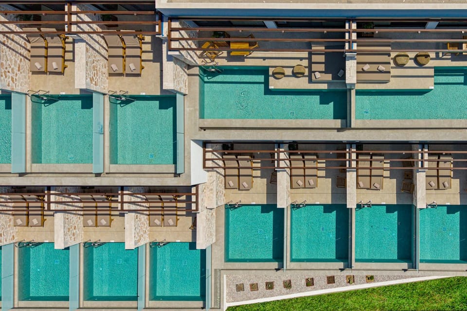 Property building, Day, Pool view, Pool view, Swimming pool, sunbed, sunbed