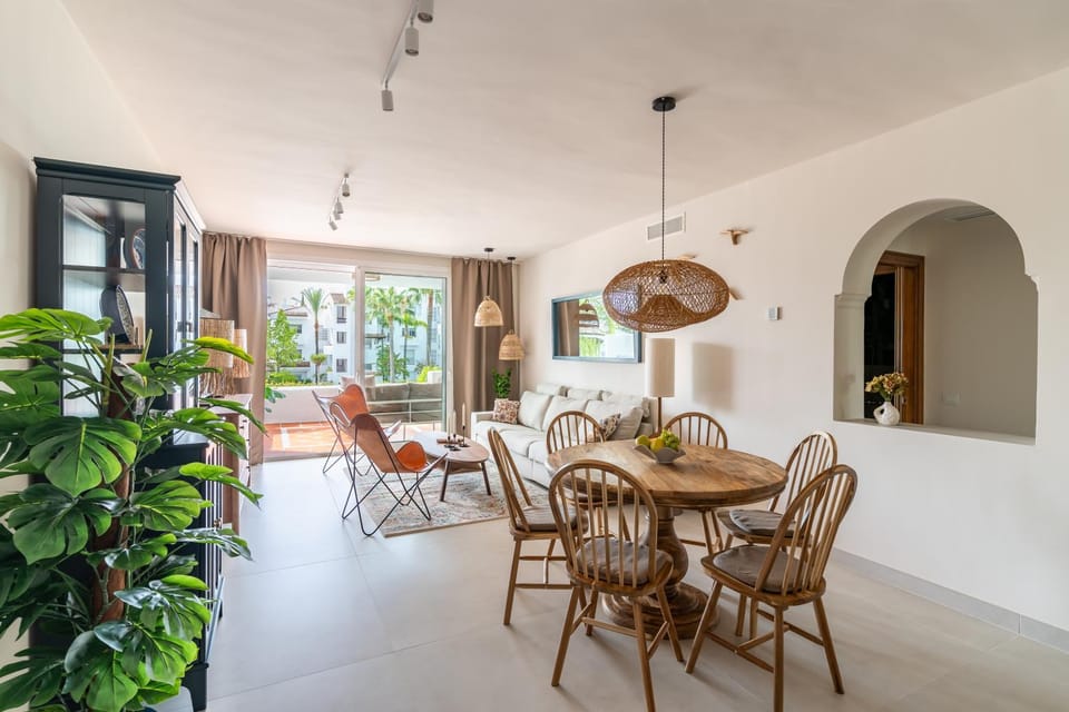Bed, Balcony/Terrace, Living room, Decorative detail, Dining area