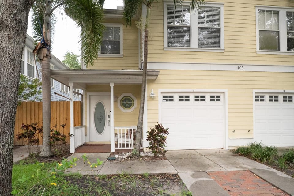 Prime Location • Gym • Dual-Monitor Workspace Apartment in Tampa
