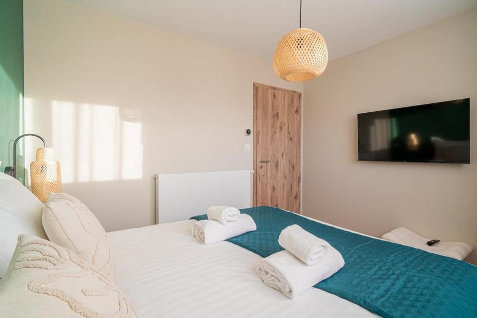 Communal lounge/ TV room, Bed, TV and multimedia, Photo of the whole room, Bedroom, towels, wardrobe