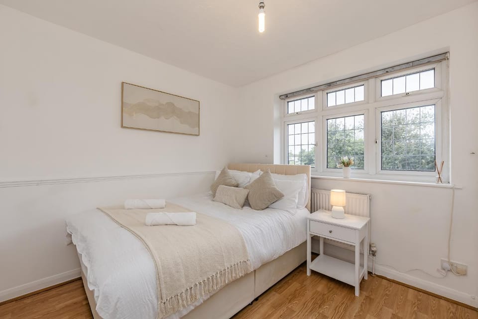 Stylish 2BR Home Sleeps 4 Free Parking Apartment in Grays