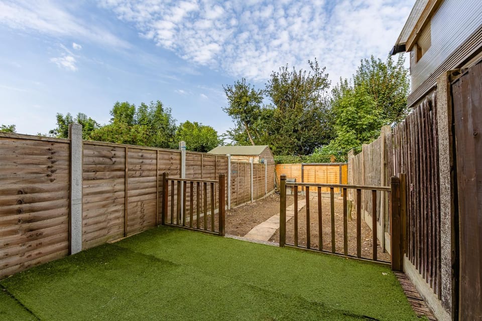Stylish 2BR Home Sleeps 4 Free Parking Apartment in Grays