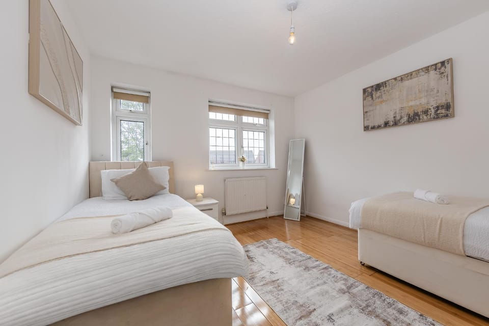 Stylish 2BR Home Sleeps 4 Free Parking Apartment in Grays