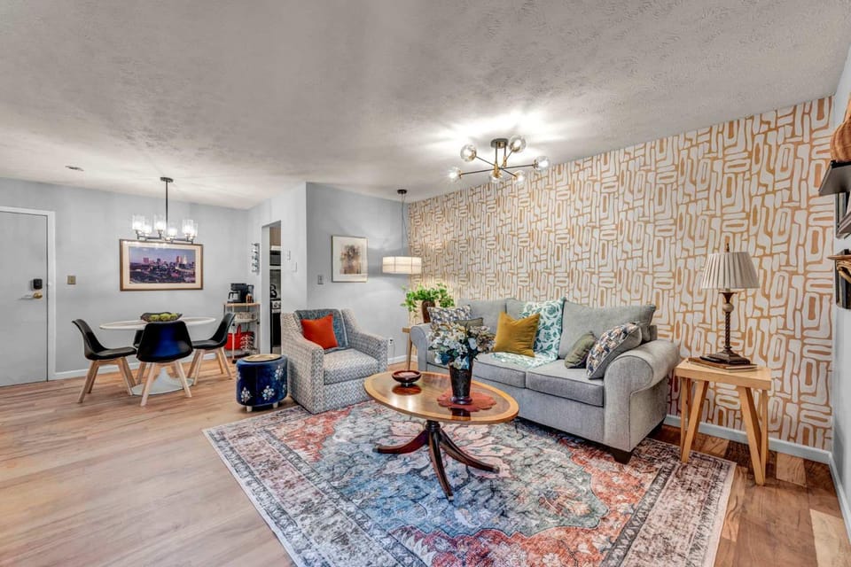 Near Airport - King Bed - Pet Friendly Apartment in Westlake