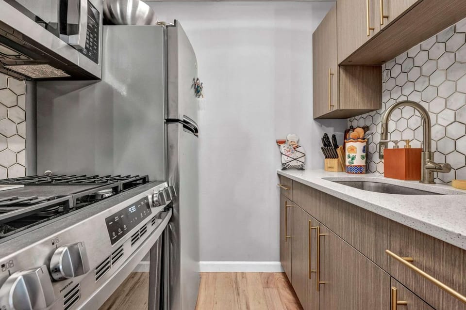 Near Airport - King Bed - Pet Friendly Apartment in Westlake