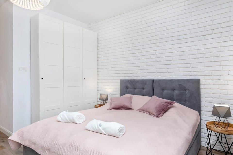Bed, Seating area