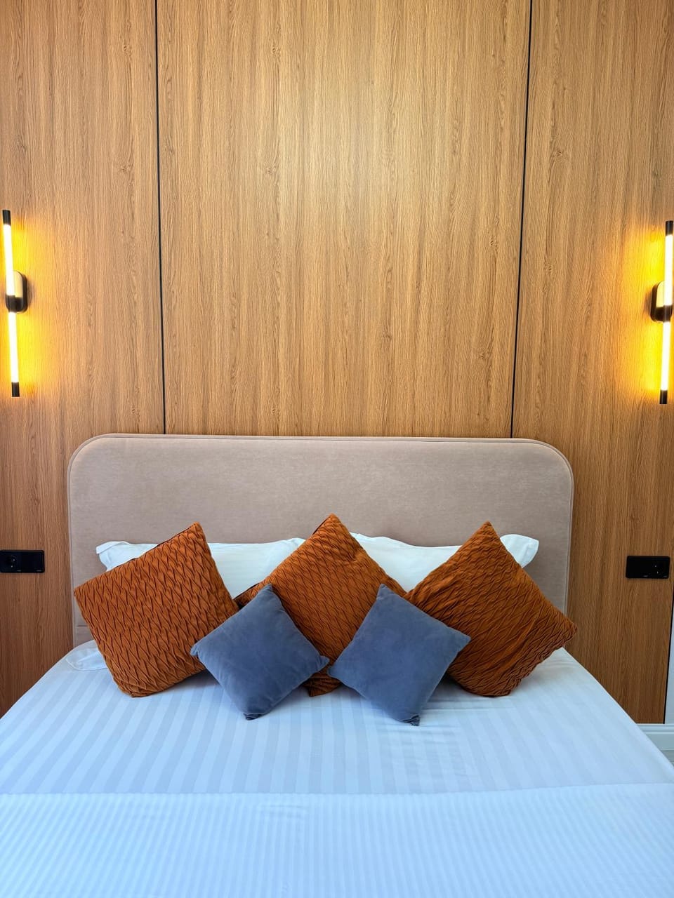 Property building, Facade/entrance, Bed, Photo of the whole room, Bedroom, Location, flat iron, hair dryier, safe, wardrobe