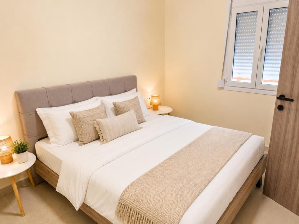 Bright apartment with court yard and swimming pool Apartment in Chania