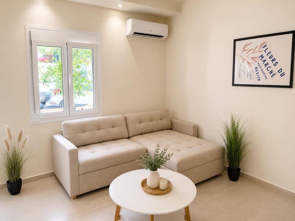 Bright apartment with court yard and swimming pool Apartment in Chania