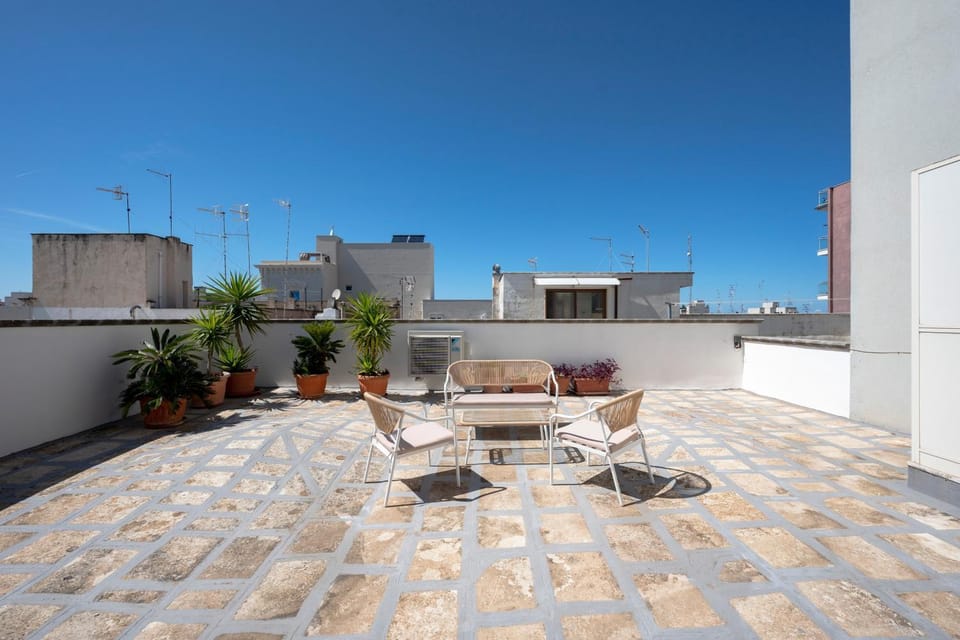 Property building, Balcony/Terrace, Living room