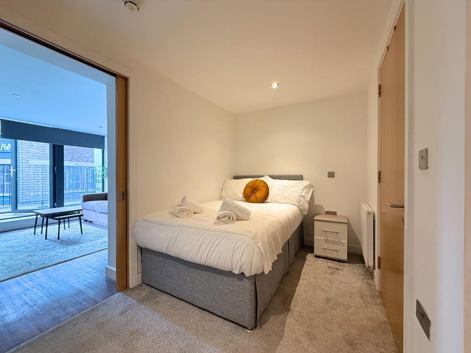 Bed, Photo of the whole room, Bedroom, towels