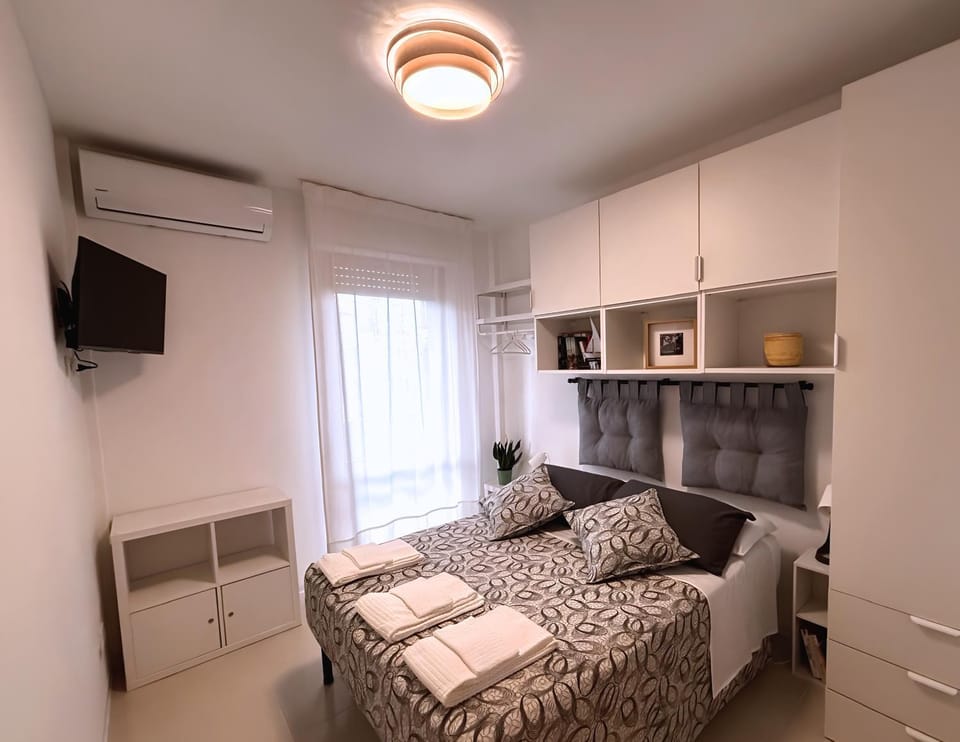 Bed, Photo of the whole room, Bedroom, towels, air conditioner