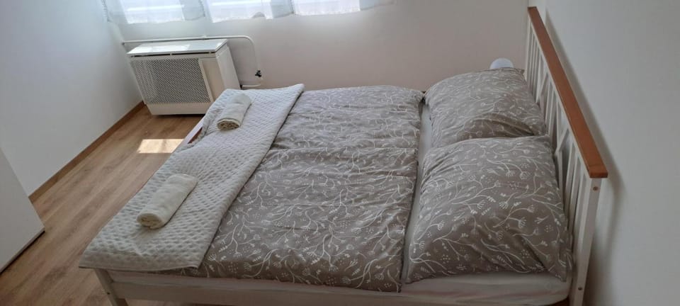 Bed, Living room