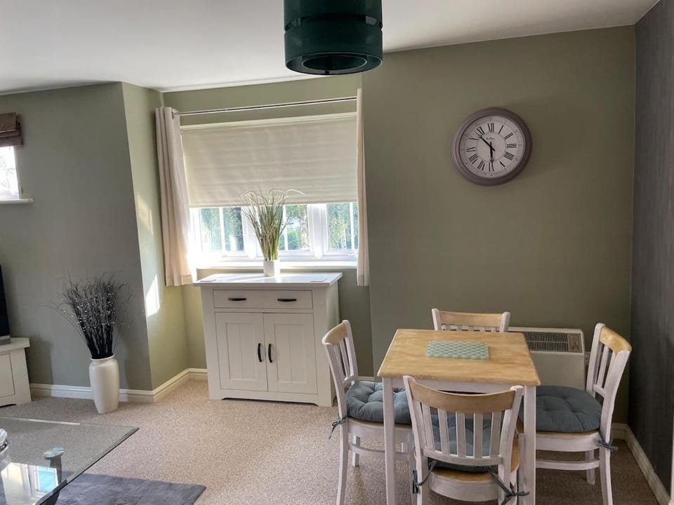 'Holland Heights' First floor apartment, 2 bedrooms sleeps 4, Allocated parking space, fast fibre broadband, Work station, Apartment in Loughborough
