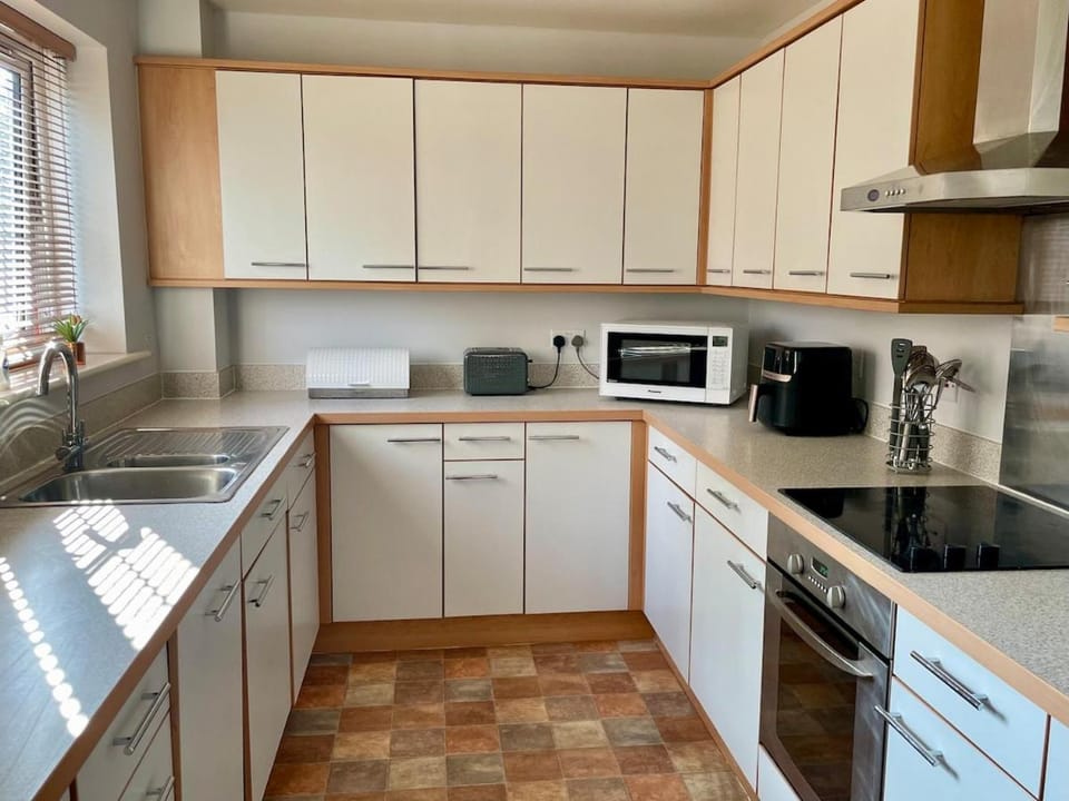 'Holland Heights' First floor apartment, 2 bedrooms sleeps 4, Allocated parking space, fast fibre broadband, Work station, Apartment in Loughborough