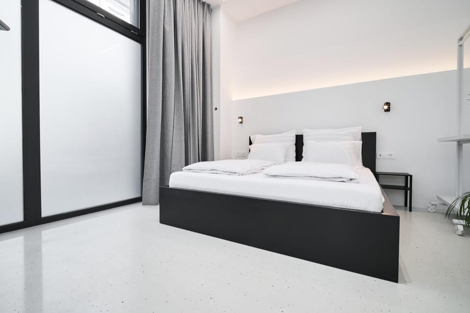 Bedroom, storage, air conditioner