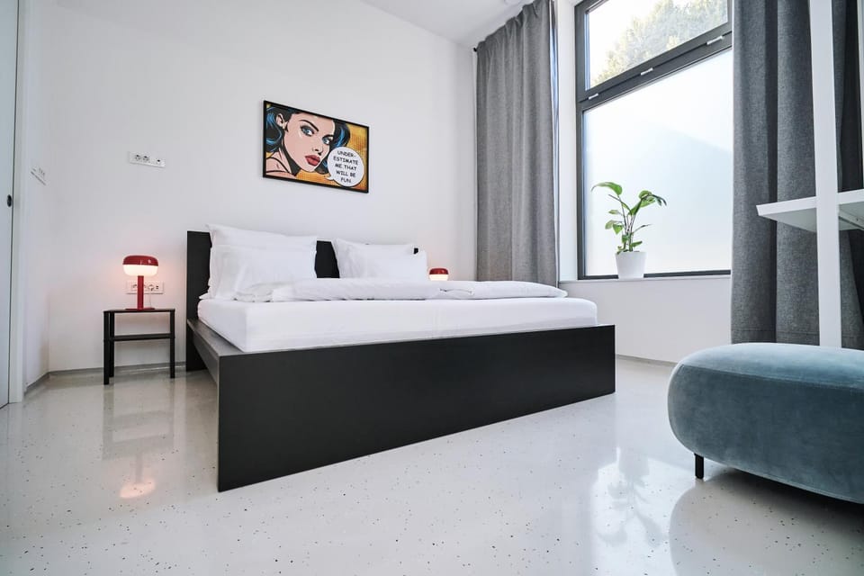 Bedroom, storage, air conditioner