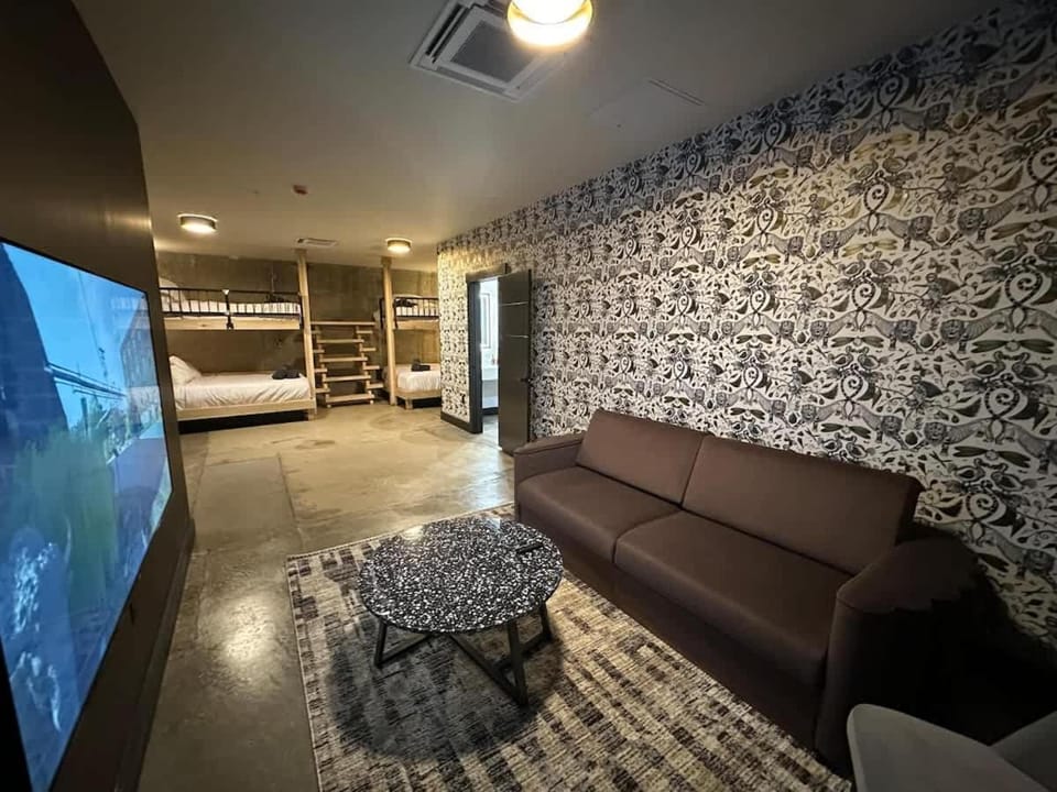 A12 Gallant Fox B02 Suite Hotel in Jefferson County