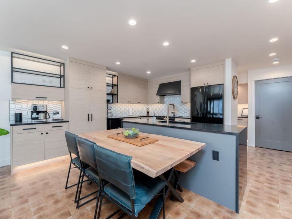 Contemporary Lakefront Condo F1 in Wapato Chelan House in Manson