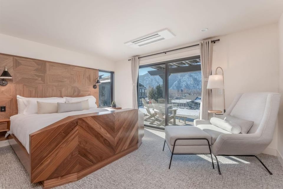 Contemporary Lakefront Condo F1 in Wapato Chelan House in Manson
