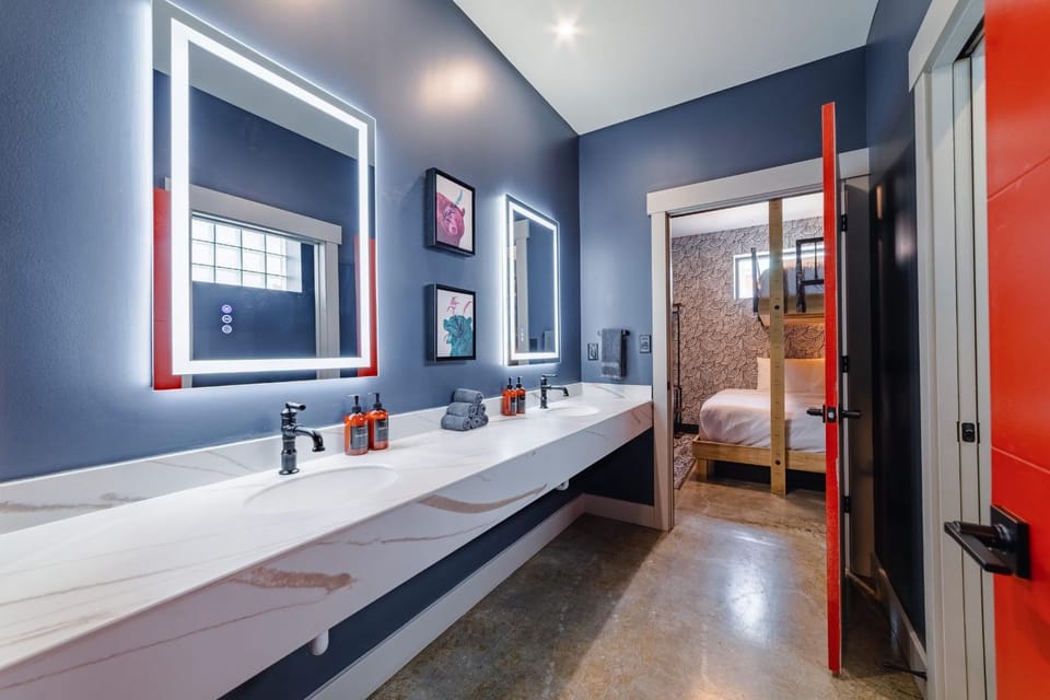 A12 Whirlaway 2100 Suite Hotel in Jefferson County