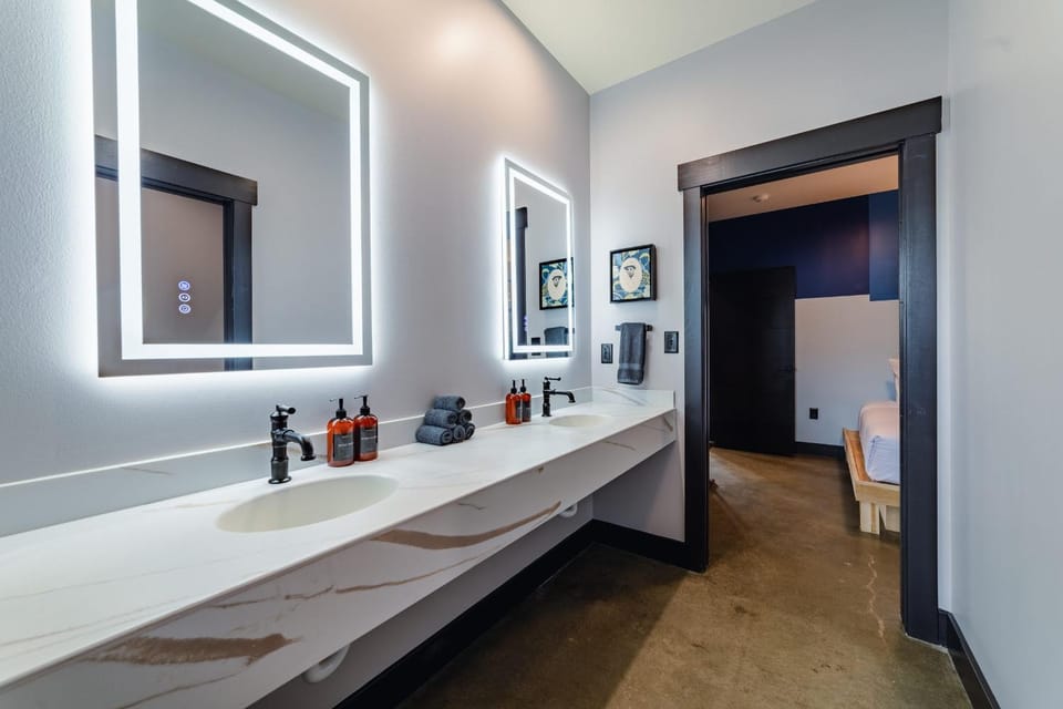 A12 Secretariat 2400 Suite Hotel in Jefferson County